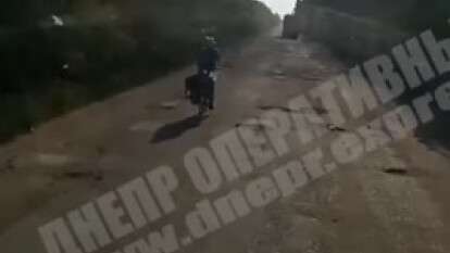 "Сейчас разгонимся": на разбитой трассе Кривой Рог - Николаев машину обогнал велосипедист (видео).jpg