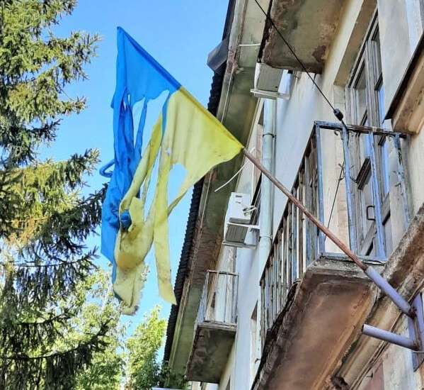 На Днепропетровщине неизвестные растерзали украинский флаг.jpg