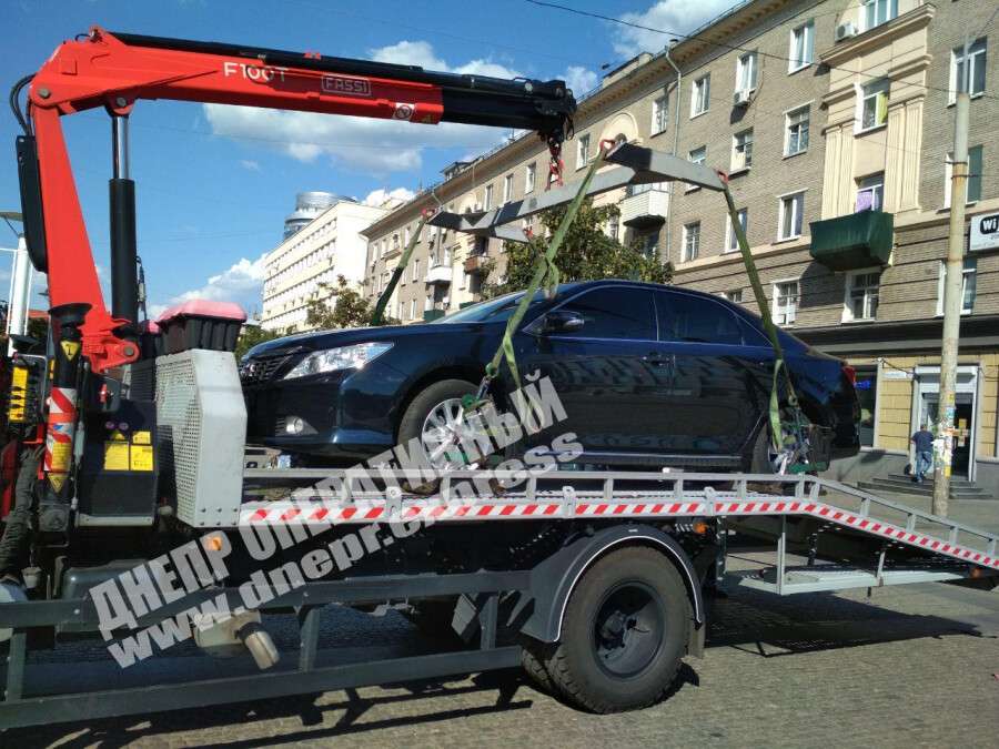 В Днепре вчера эвакуировали 35 автомобилей, припаркованных с нарушениями. Новости Днепра