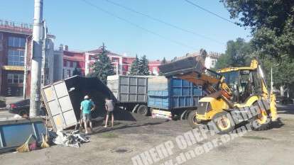 В Днепре на Нигояна перевернулась фура с семечками. Новости Днепра