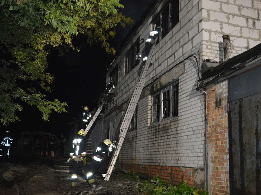 В Днепре горел большой двухэтажный гараж: пожар тушили 22 спасателя, Новости Днепра