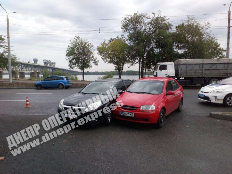 В Днепре на Набережной Заводской Opel врезался в Chevrolet. Новости Днепра