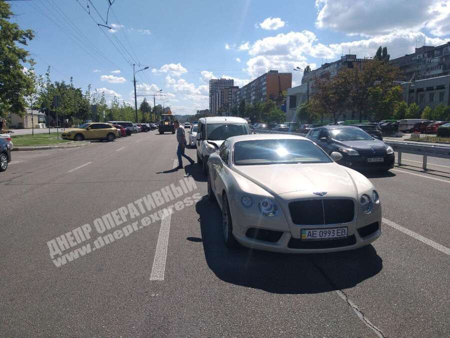 В Днепре на Набережной Победы Fiat врезался в Bentley, Новости Днепра