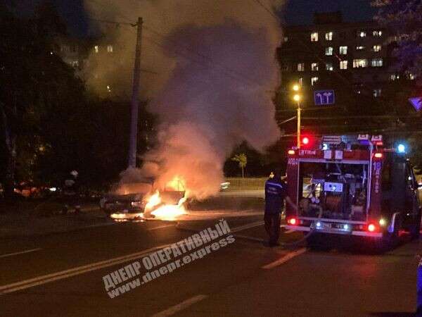 В Днепре на Богдана Хмельницкогавтомобо иль ВАЗ сгорел дотла. Новости Днепра