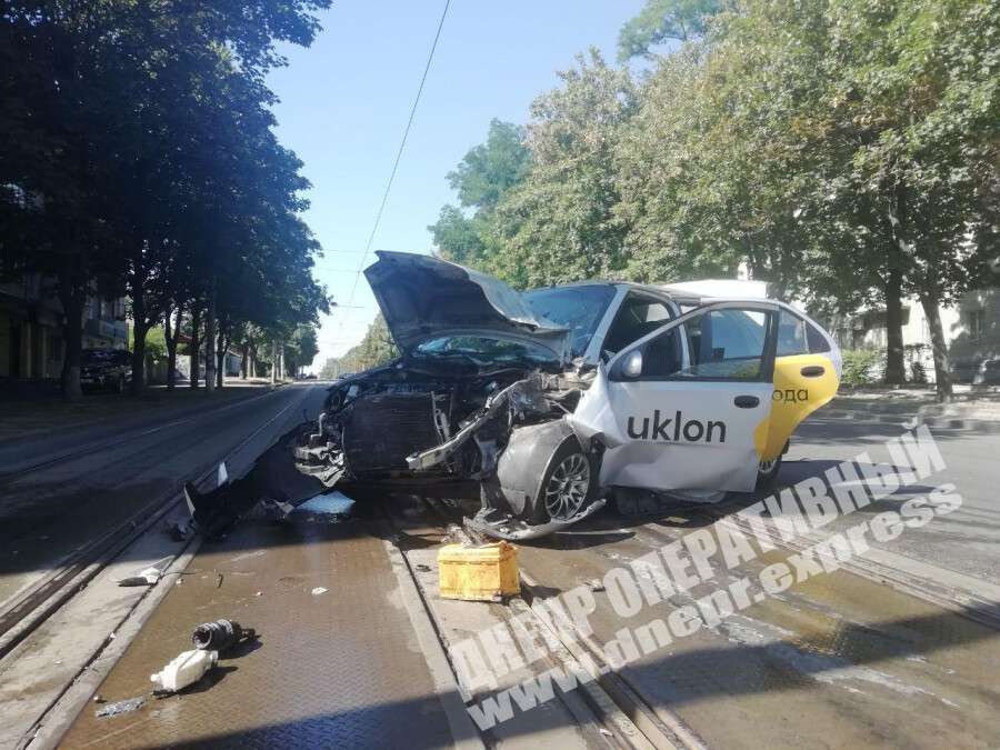 В Днепре на Грушевского такси Uklon врезалось в Subaru, мужчину госпитализировали. Новости Днепра