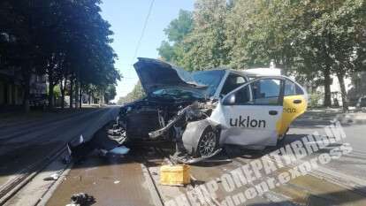 В Днепре на Грушевского такси Uklon врезалось в Subaru, мужчину госпитализировали. Новости Днепра