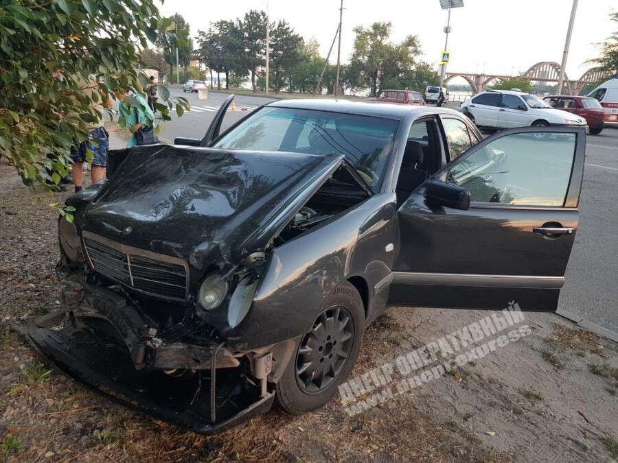 В Днепре на Маршала Малиновского Mercedes врезался в Alfa Romeo: пассажира забрала скорая, Новости Днепра