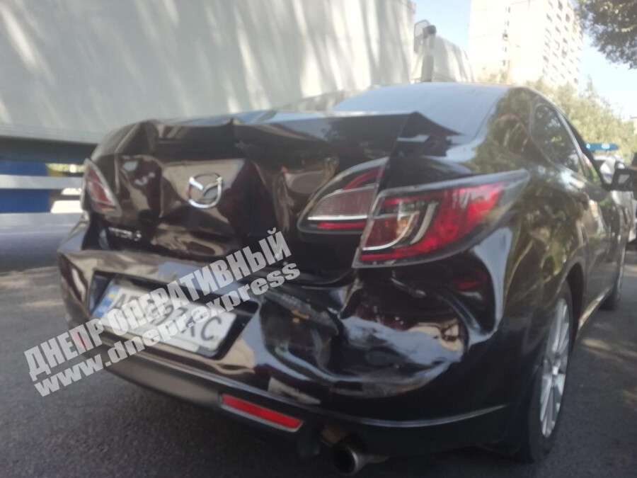 В Днепре на Янтарной грузовик врезался в Mazda. Новости Днепра