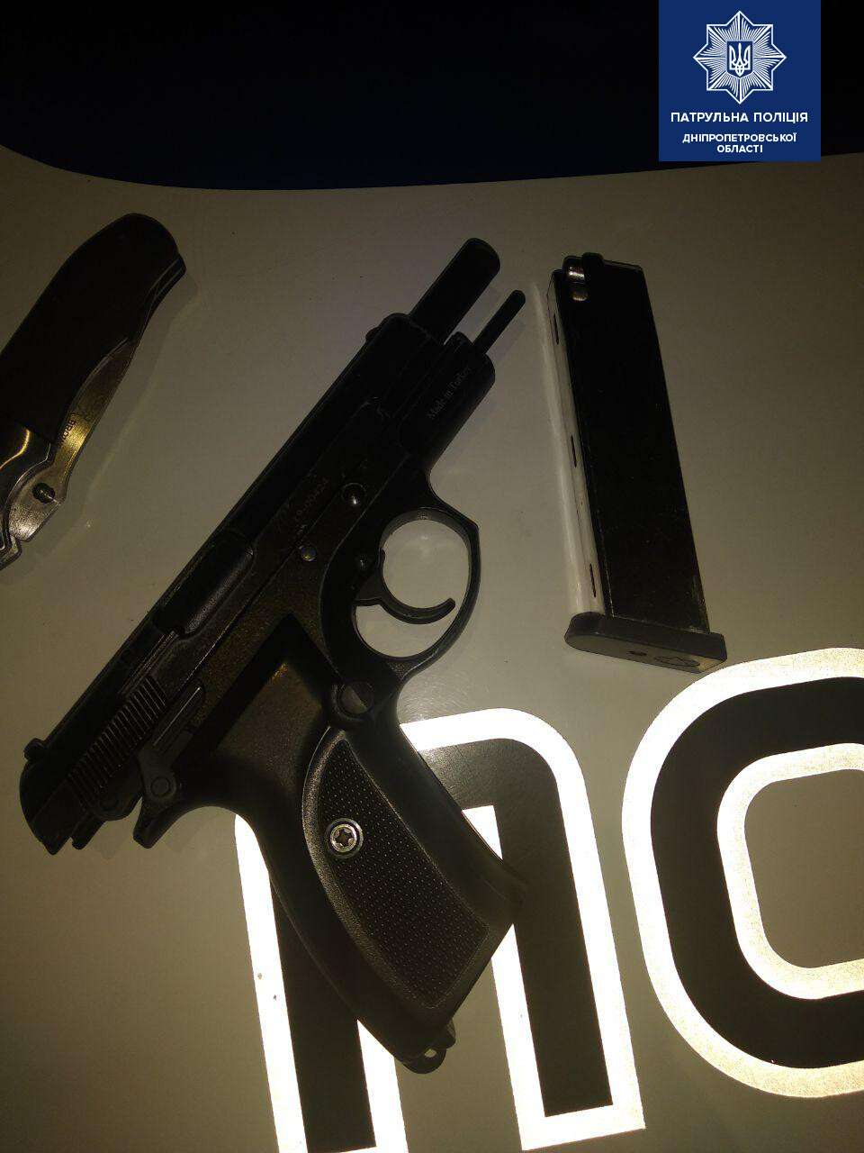 В Днепре у 20-летнего парня нашли дома пистолет и наркотики.jpg