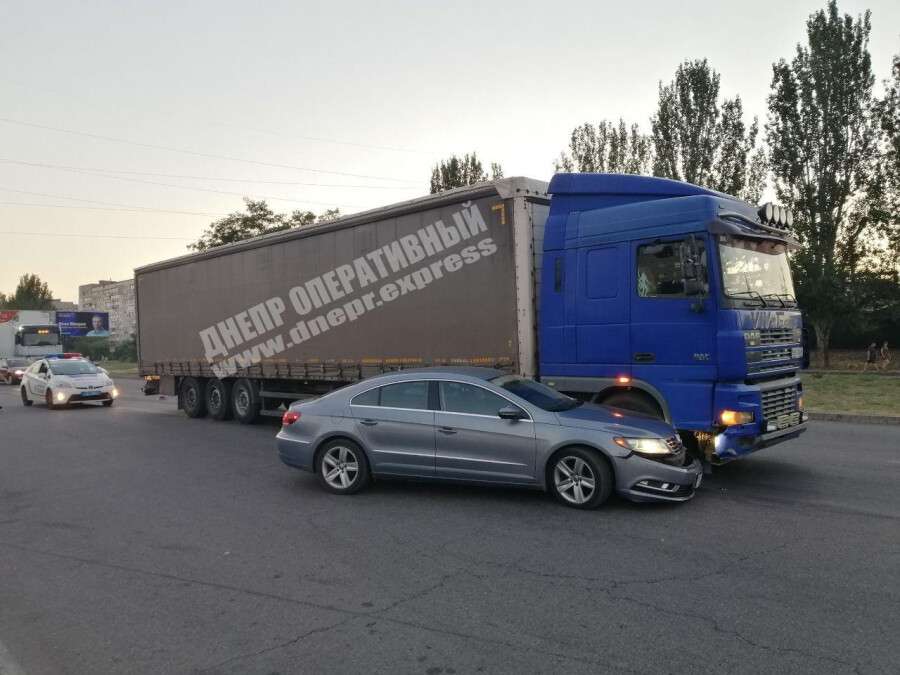 В Днепре на Донецком шоссе грузовик "зацепил" Volkswagen