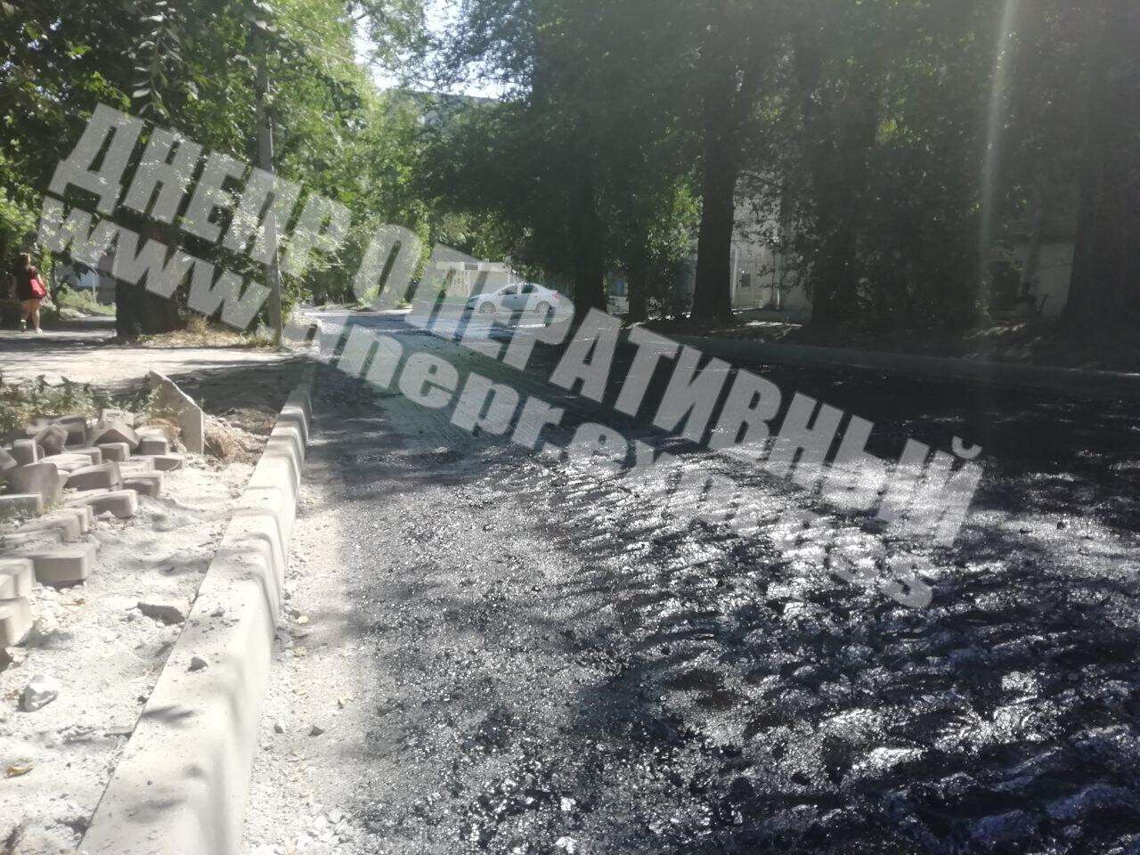 В Днепре на улице Чернышевского ремонтируют дороги и тротуары. Фото.jpg