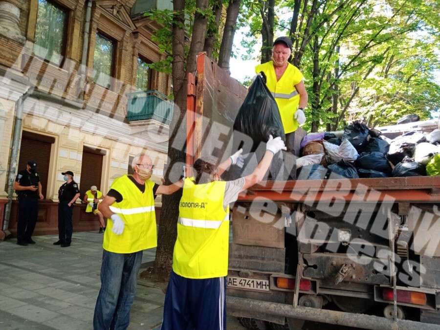 В Днепре на улице Короленко освобождают мусорный завал в квартире соседа "Плюшкина". Фото.jpg