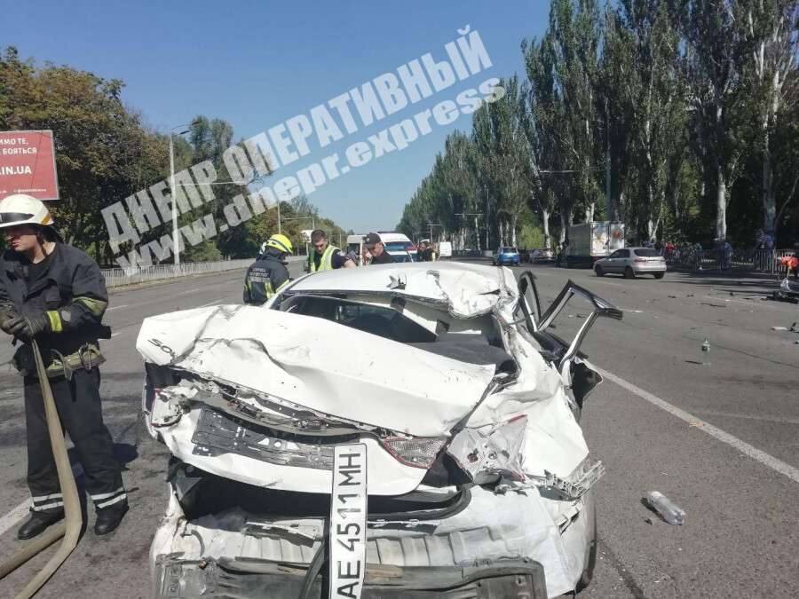 В Днепре на Набережной Заводской 16-летний водитель Hyundai влетел в грузовик. Новости Днепра