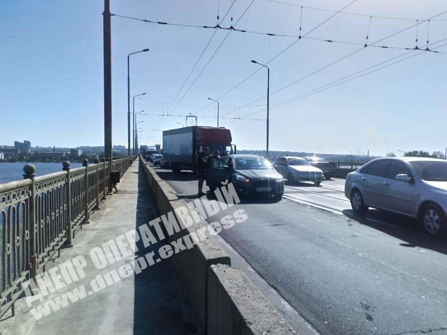 В Днепре на Амурском мосту Ford столкнулся с BMW, образовалась пробка. Новости Днепра