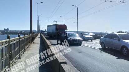 В Днепре на Амурском мосту Ford столкнулся с BMW, образовалась пробка. Новости Днепра