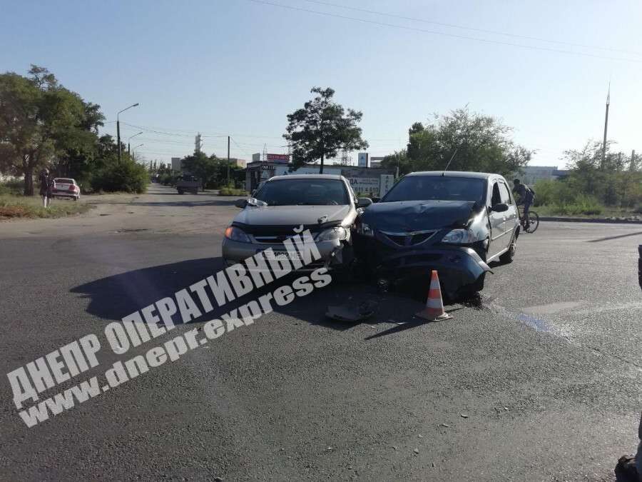 В Днепре на улице Днепрельстановская Chevrolet врезался в Dacia. Новости Днепра