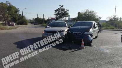 В Днепре на улице Днепрельстановская Chevrolet врезался в Dacia. Новости Днепра