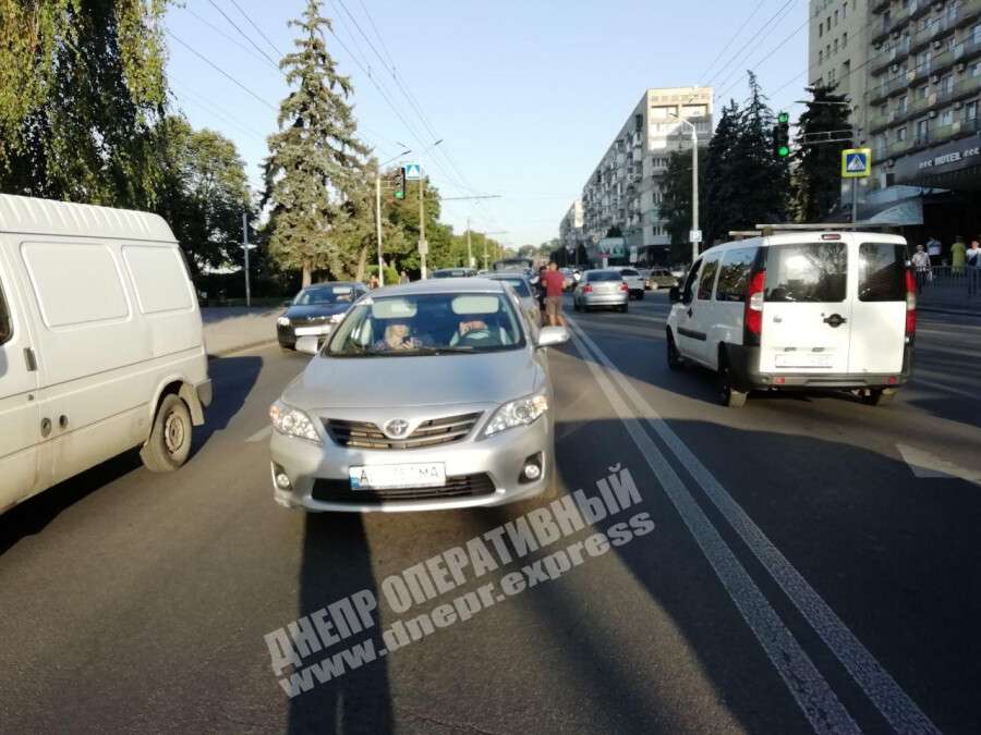 В Днепре на Сичеславской Набережной произошло ДТП с участием четырех автомобилей