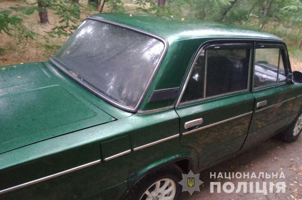 Под Днепром двое парней угнали автомобиль со двора