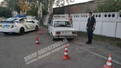 В Днепре на Куликовской 18-летний водитель за рулем ВАЗ сбил женщину и врезался в забор, Новости Днепра