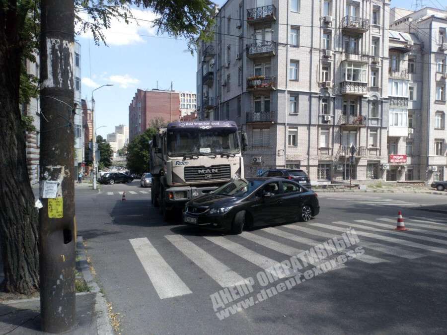 В Днепре в центре города грузовик "протаранил" автомобиль Honda