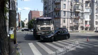 В Днепре в центре города грузовик "протаранил" автомобиль Honda