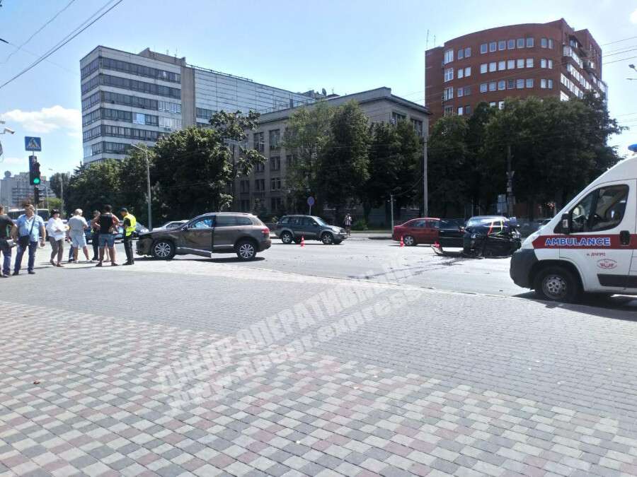 В Днепре на Сичеславской Набережной жесткое ДТП со свадебным автомобилем: есть пострадавшие, среди них дети