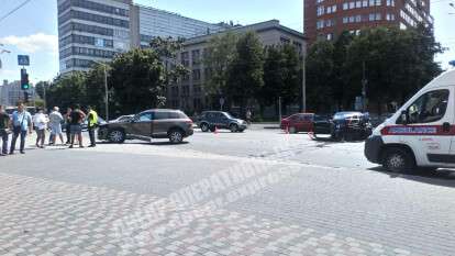 В Днепре на Сичеславской Набережной жесткое ДТП со свадебным автомобилем: есть пострадавшие, среди них дети