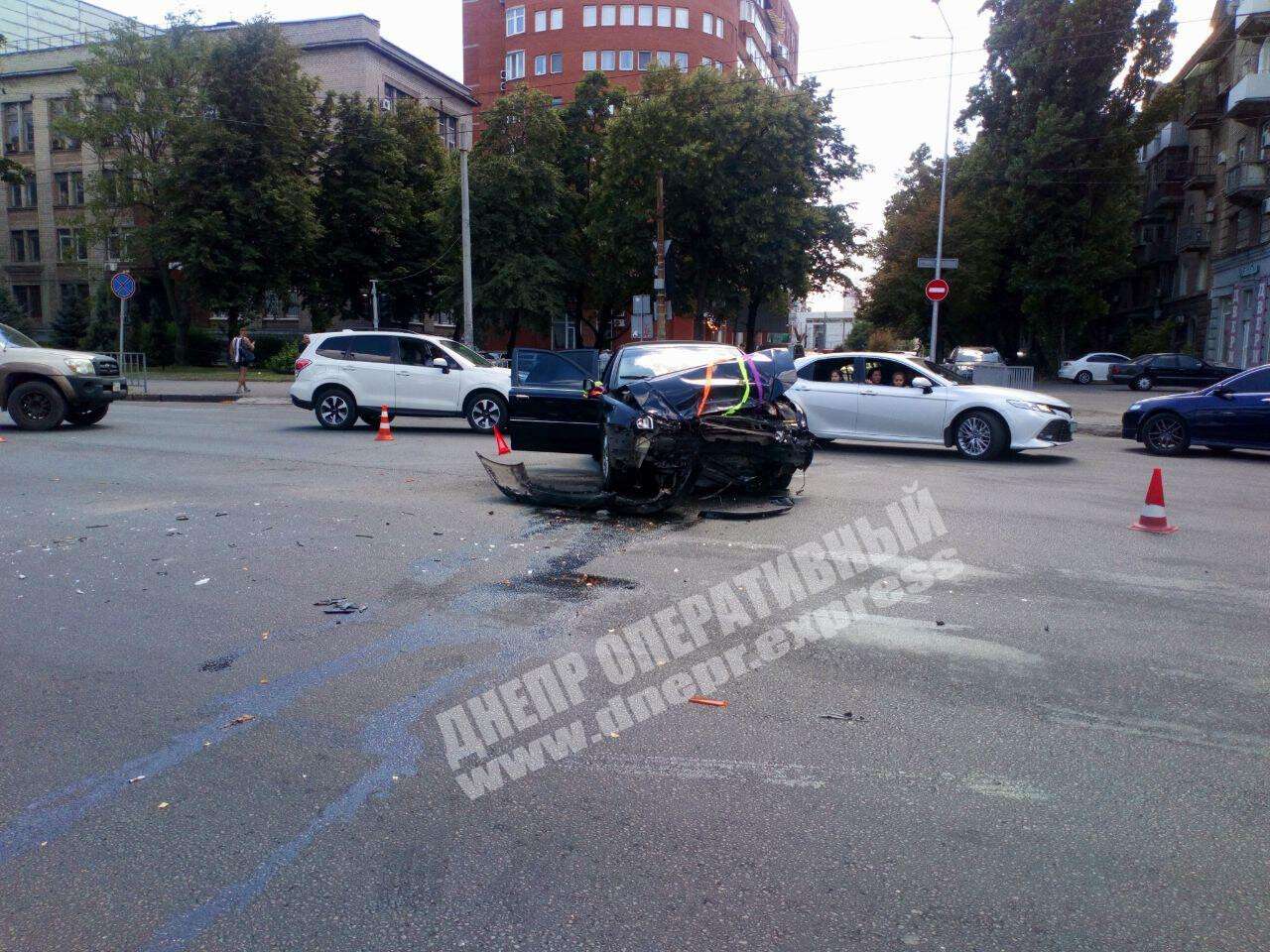 В Днепре на Набережной в ДТП попал свадебный автомобиль, пострадало четверо человек