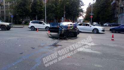 В Днепре на Набережной в ДТП попал свадебный автомобиль, пострадало четверо человек