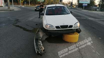 В Днепре на Запорожском шоссе Daewoo Lanos влетел в отбойник