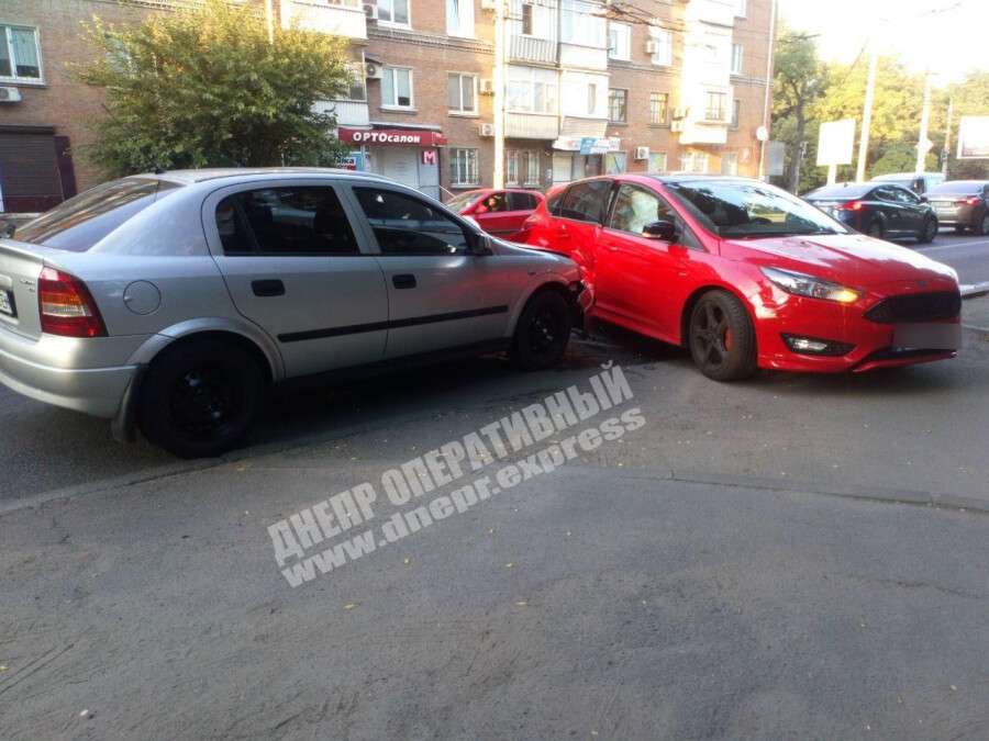 В Днепре на улице Титова Opel врезался в Ford
