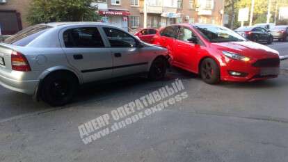 В Днепре на улице Титова Opel врезался в Ford