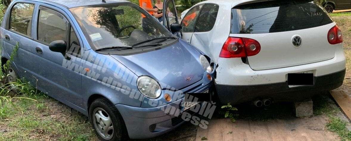 В Днепре на Дунаевского автоледи врезалась в припаркованный Volkswagen.jpg