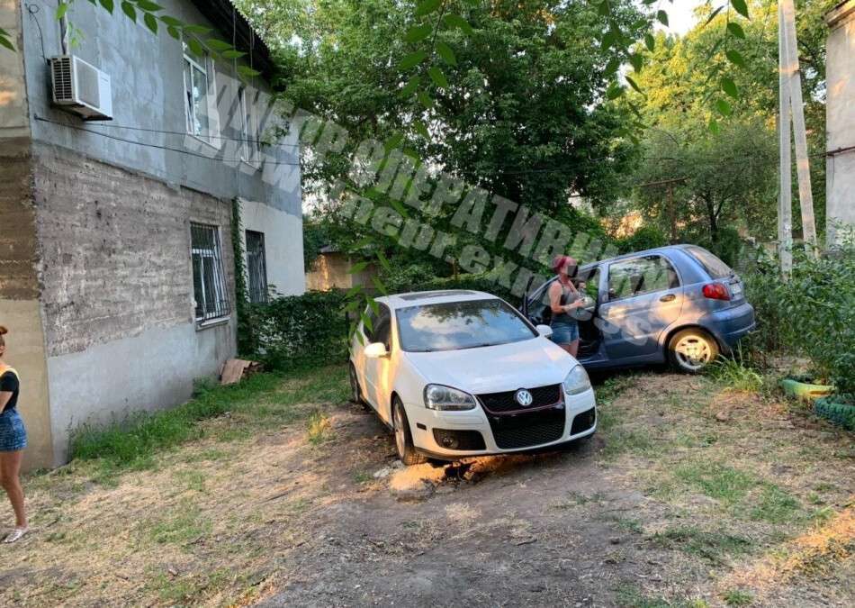 В Днепре на Дунаевского автоледи врезалась в припаркованный Volkswagen.jpg