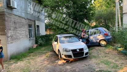 В Днепре на Дунаевского автоледи врезалась в припаркованный Volkswagen.jpg