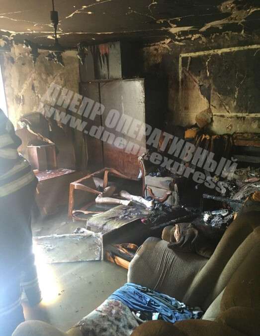 В Днепре на Караваева сгорел жилом дом.jpg