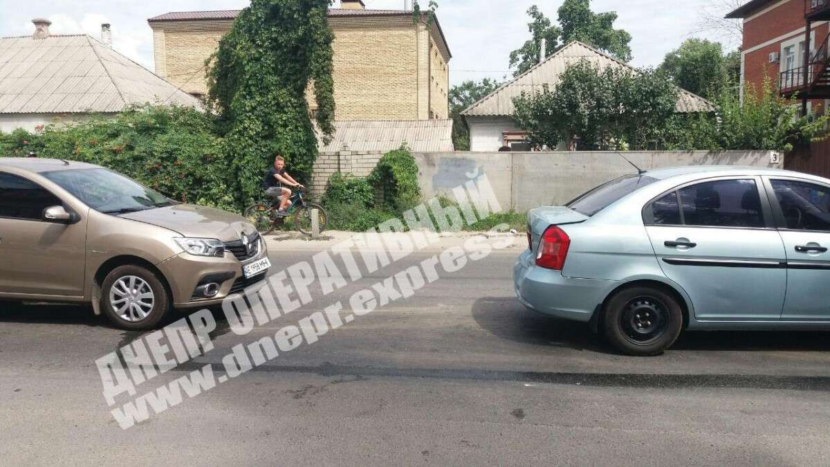 В Днепре на Байкальской пьяный водитель Renault врезался в Hyundai. Новости Днепра