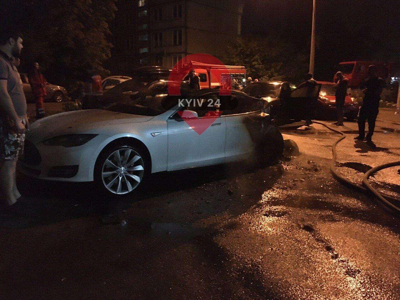 Ночью в Киеве подожгли автомобиль Tesla Андрея Богдана.jpg