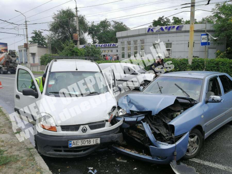 В Днепре на Березинской столкнулись Renault и Chevrolet, женщину госпитализировали. Новости Днепра