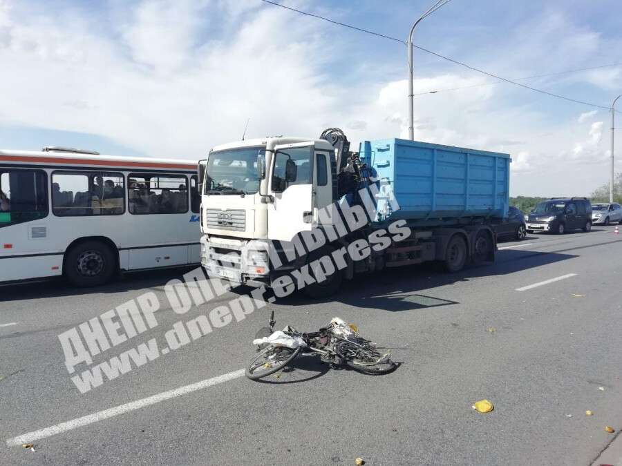 В Днепре на Кайдакском мосту грузовик сбил велосипедиста, мужчину госпитализировали. Новости Днепра