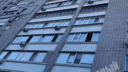 в Днепре на улице Кедрина мальчики кидали с 8-го этажа на прохожих тяжелые пакеты