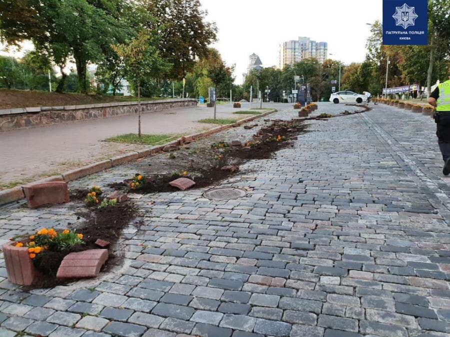В Киеве пьяный водитель Lexus снес клумбы на аллее и скрылся с места ДТП