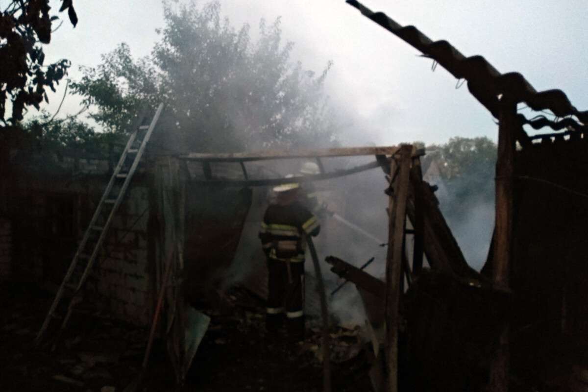 Под Днепром на территории частного дома горела хозпостройка.jpg