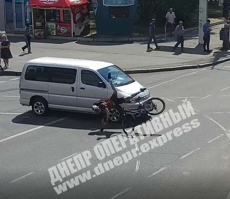 В Днепре на Успенской площади микроавтобус сбил велосипедиста, парня госпитализировали. Новости Днепра