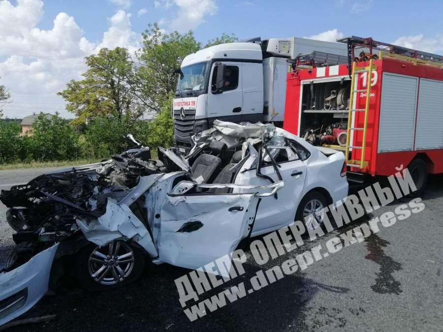 Под Днепром на Запорожском шоссе Volkswagen влетел в фуру, водитель легковушки погиб на месте. Новости Днепра
