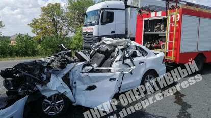 Под Днепром на Запорожском шоссе Volkswagen влетел в фуру, водитель легковушки погиб на месте. Новости Днепра