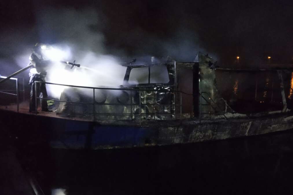 В Днепропетровской области на водохранилище сгорел прогулочный катер