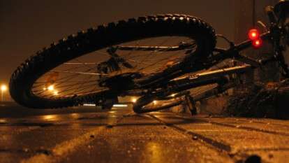 В Днепре на Калиновой велосипедист врезался в Mazda, мужчину забрала скорая. Новости Днепра