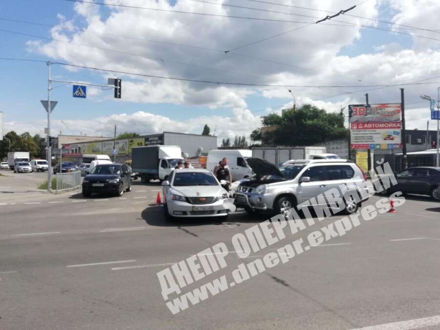 В Днепре на проспекте Богдана Хмельницкого Nissan столкнулся с Geely, видео момента аварии. Новости Днепра